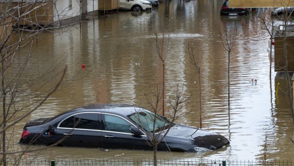 ДРАМАТИЧНО НА КОСМЕТУ: У току хитна евакуација грађана, срушила се два моста (ФОТО/ВИДЕО)