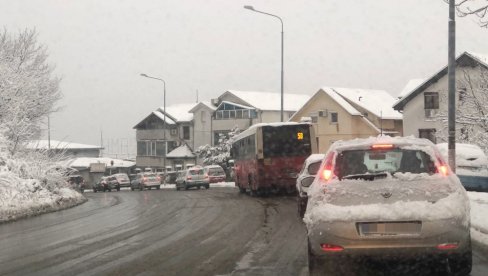 VOZAČI, VAŽNO OBAVEŠTENJE! Ako ne očistite sneg sa svojih vozila, sledi vam novčana kazna