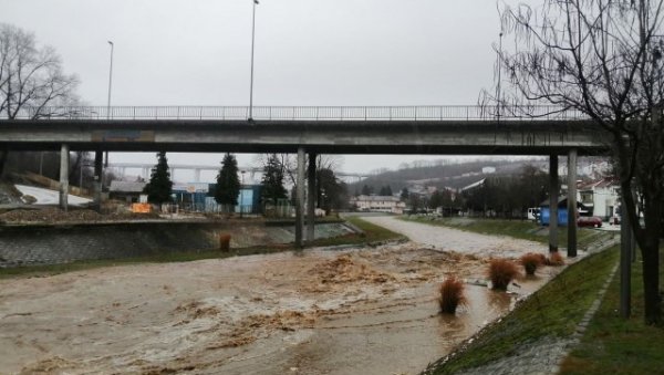 ПРОГЛАШЕНА ВАНРЕДНА СИТУАЦИЈА У ВЛАДИЧИНОМ ХАНУ: Њиве и дворишта под водом, саобраћај се одвија отежано