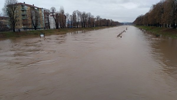 ХАОС ЗБОГ ПОПЛАВА У ПИРОТСКОМ ОКРУГУ: Вода преко пруге, у прекиду саобраћај на више праваца (ФОТО)