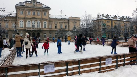 ДА ЛИ ЋЕ ЗИМСКИ РАСПУСТ ДА ТРАЈЕ ДУЖЕ? Последње три године ђаци ван клупа дуже од планираног, опет могућ исти сценарио