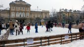 МАСКЕ НА ЛИЦЕ И ЈУРИШ НА ЛЕД: Ево како школарци у Смедереву уживају током зимског распуста (ФОТО)