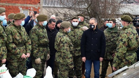 ВОЈСКА СРБИЈЕ ПОМАЖЕ ПОПЛАВЉЕНИМ ПОДРУЧЈИМА: Стефановић - Вучић дао наређење да војници даноноћно буду уз грађане