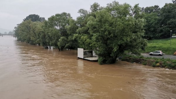 ДРАМА НА ЗАПАДНОЈ МОРАВИ: Преврнула се скела, у реку упало пет људи, једна особа нестала!