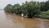 DRAMA NA ZAPADNOJ MORAVI: Prevrnula se skela, u reku upalo pet ljudi, jedna osoba nestala!