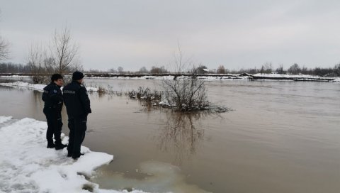 ВОЗАЧ СЛЕТЕО У РЕКУ? Драматичне сцене код Крушевца, полиција трага за возилом!