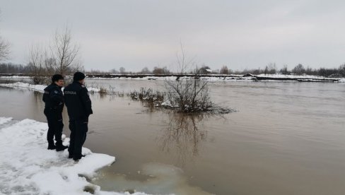 VOZAČ SLETEO U REKU? Dramatične scene kod Kruševca, policija traga za vozilom!