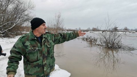 ЈОШ СЕ НАДАЈУ ДА СЕ РАШКО ИЗВУКАО: Мрак прекинуо потрагу у Селишту за човеком који је са преврнуте скеле нестао у Западној Морави