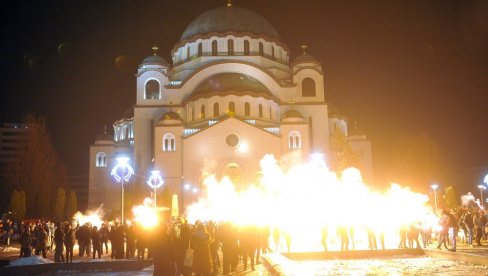 ВАТРОМЕТ ИСПРЕД ХРАМА И ОВЕ ГОДИНЕ: Верници се спонтано окупили и дочекали српску Нову годину (ВИДЕО)