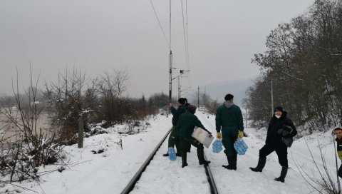 ДО КУЋА ДОЛАЗЕ ПЕШАКА ПРЕКО ПРУГЕ: Исповест мештана којима је изливање Јужне Мораве направило велике проблеме (ФОТО)