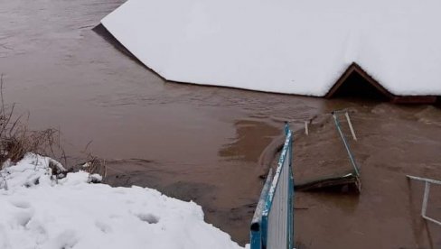 SPLAV „BELA LAĐA“ GOTOVO POTONUO: Meštani Ćuprije upozoravaju preko društvenih mreža