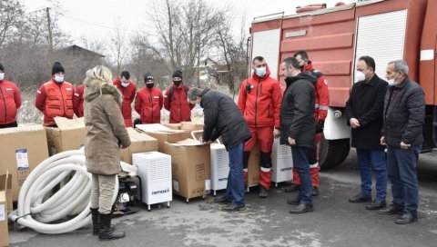 МАШИНЕ ЗА СУШЕЊЕ ПРОСТОРИЈА И ЦРПНЕ ПУМПЕ: Уручена помоћ Канцеларије за КиМ поплављеним домаћинствима у Лапљем селу