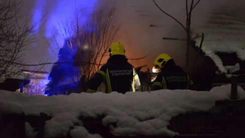 PLAMEN GUTA KUĆU U KUMODRAŽU: Vatrogasci se bore sa vatrenom stihijom (VIDEO)