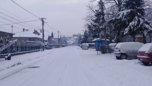 ZIMSKE ČAROLIJE U JAGODINI: Stariji čiste sneg, a deca se skijaju i sankaju (FOTO)