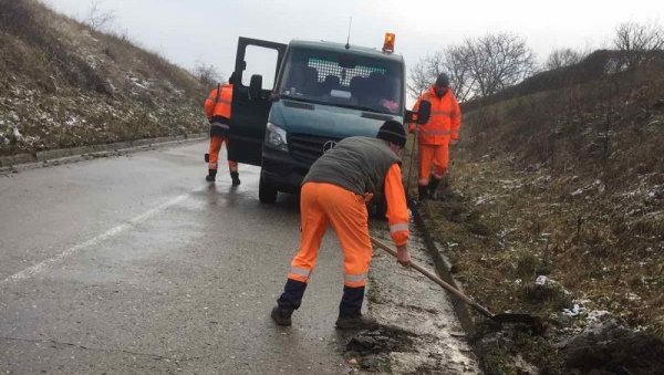 ПРЕВЕНЦИЈА ПРОТИВ ПОЛЕДИЦЕ: Уредили канале за одводњавање атмосферских вода у Вршцу