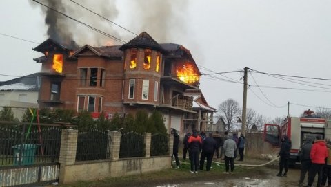 У ВАТРЕНОЈ СТИХИЈИ НЕМА ПОВРЕЂЕНИХ: Изгорео кровни део куће у лесковачком насељу Славко Златановић