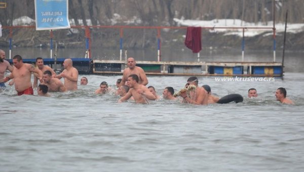 У КРУШЕВЦУ САМО СЕКУ КОЛАЧ, У ДВЕ ОПШТИНЕ СЕ И ПЛИВА БЕЗ ПУБЛИКЕ: Богојављење у време епидемије у Расинском округу