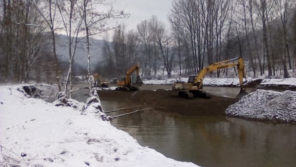 ДОНАЦИЈА ЗЛАТА ВРЕДНА: Подела флаширане воде за пиће мештанима Власотинца и околине