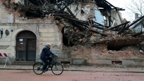 ТЕШКО СТАЊЕ У БАНИЈИ, ЉУДИ ПРЕПЛАШЕНИ: Не зна се када ће кренути обнова после земљотреса, немају где да чувају стоку