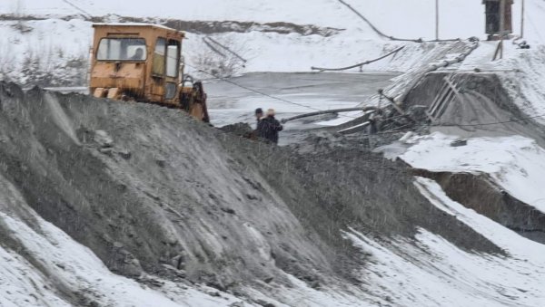 САНИРАЈУ ЈАЛОВИШТЕ, ИСПИТУЈУ САСТАВ ВОДЕ: После изливања муља из Трепче у реку Ибар код Лепосавића, заустављено ширење пукотине на брани