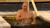 PUTIN SE PREKRSTIO, PA URONIO U LEDENU VODU: Ruski predsednik ispoštovao pravoslavnu tradiciju i običaj koji nikada ne menja (FOTO/VIDEO)