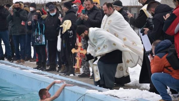 УРОШУ ПОНОВО ЗЛАТНИК У ЋУПРИЈИ: Богојављенска трка у том граду није одржана у Великој Морави већ на базену