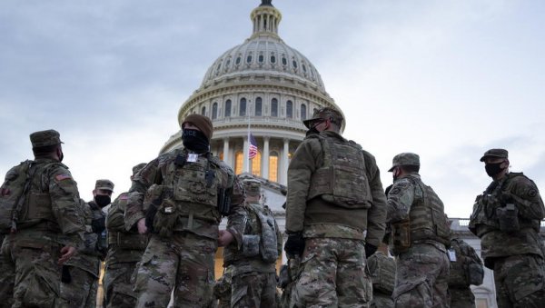 ТРАМП СЕ НИЈЕ ШАЛИО: Амерички војници Националне гарде у Вашингтону почели да носе оружје ТРАМП СЕ НИЈЕ ШАЛИО: Амерички војници Националне гарде у Вашингтону почели да носе оружје