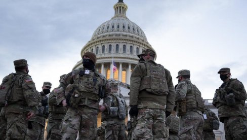 TRAMP SE NIJE ŠALIO: Američki vojnici Nacionalne garde u Vašingtonu počeli da nose oružje TRAMP SE NIJE ŠALIO: Američki vojnici Nacionalne garde u Vašingtonu počeli da nose oružje
