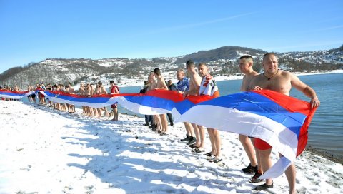 ПОБЕДИО МИЛОРАД СИМИЋ: Прво Богојављенско пливање на Мајевици (ФОТО)