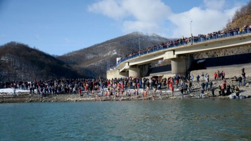 BOGOJAVLJENSKO PLIVANJE NA JEZERU GAZIVODE: Nikoli iz Leposavića časni krst, zaprošena Milica iz Kosovske Mitrovice (FOTO)