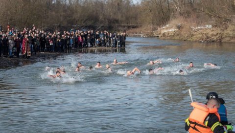 БОГОЈАВЉЕЊЕ У ПРЊАВОРУ: Часни крст у рукама Игора Хемуна