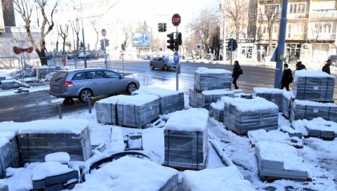 СНЕГ ПРЕКРИО ПРЕПРЕКЕ И РУПЕ: После недавних падавина, многобројним суграђанима био неопходан додатни опрез на делу Душанове улице