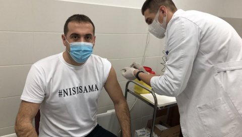 ПОЗИВ НА ВАКЦИНАЦИЈУ: Гак позвао просветаре на имунизацију