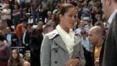 ANA IVANOVIĆ KAO NIKADA DO SADA: Dekolte, noge u prvom planu, poziranje na krevetu… (FOTO)