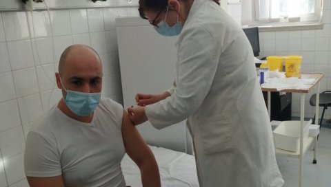 ПОЧЕЛА ВАКЦИНАЦИЈА У ЛАЈКОВЦУ: Масовна имунизација против короне и у чувеној железничкој варошици