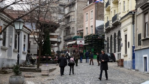 DRVOREDI LIPA U SKADARLIJI: Radnici Zelenila počeli sadnju stabala i postavljanje mobilijara u boemskoj četvrti