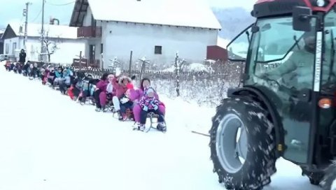 ФОТОГРАФИЈА КОЈА ЋЕ ВАМ УЛЕПШАТИ ДАН: Војо већ седам година вози почасну колону деце на санкама (ФОТО)