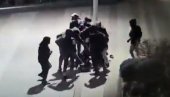 (UZNEMIRUJUĆI VIDEO) HULIGANI BRUTALNO PREBILI MLADIĆA (15): Otvorili su mu lobanju, lekari se bore za život