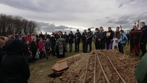 ТУГА: У истом дану сахрањени отац и син! Потресне сцене на гробљу Руду