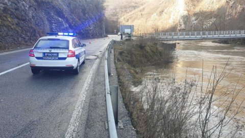 ПРВЕ СЛИКЕ И СНИМЦИ СА ЛИЦА МЕСТА: Мушкарац из Пријепоља слетео у Лим - вода „прогутала“ ауто