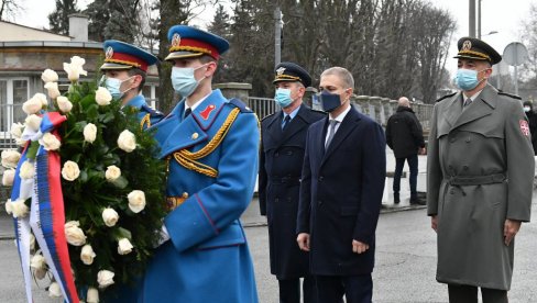 TO SU BILI LJUDI KOJI SU VEROVALI U SLOBODU: Ministar Stefanović obišao Muzej Banjičkog logora