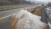 KLIZIŠTE „ODNELO“ 4O METARA PUTA: Obrušio se deo puta na relaciji Kragujevac-Batočina (FOTO)