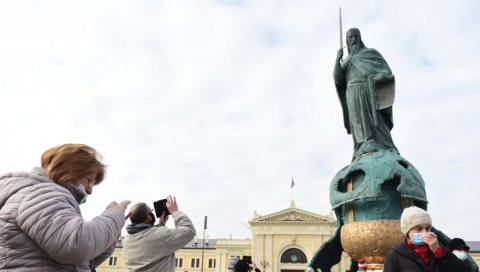 НАРОД ОДУШЕВЉЕН СПОМЕНИКОМ СТЕФАНУ НЕМАЊИ: Окупљања и фотографисања на Савском тргу (ФОТО)