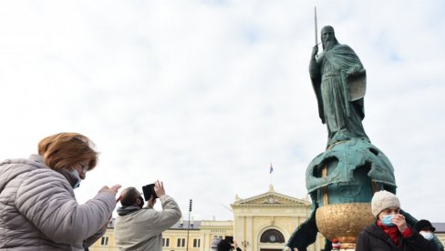 NAROD ODUŠEVLJEN SPOMENIKOM STEFANU NEMANJI: Okupljanja i fotografisanja na Savskom trgu (FOTO)