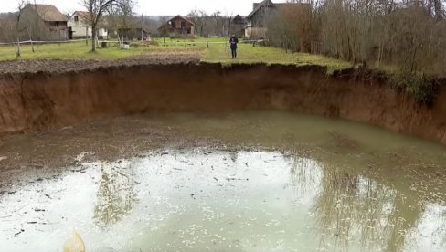 RUPE SU SVE VEĆE, MOGU PROGUTATI I KUĆE: Posle kiša i snega zemlja se sve više otvara oko Petrinje, a stručnjak upozorava! (VIDEO)