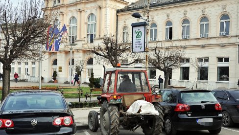 TRAKTOR PRED SKUPŠTINOM: Neobičan prizor u Bijeljini