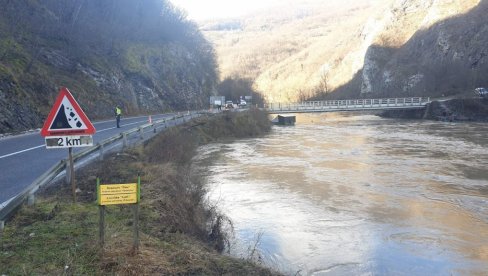 AUTOMOBIL SLETEO U REKU BISTRICU: Teška saobraćajka kod Prijepolja, tri osobe prevezene u bolnicu