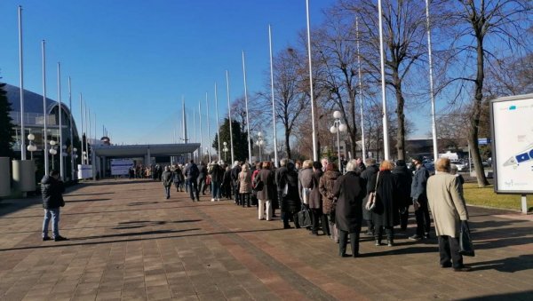 НАСТАВЉЕНА МАСОВНА ИМУНИЗАЦИЈА У БЕОГРАДУ: Редови на сајму, одзив грађана одличан (ФОТО/ВИДЕО)