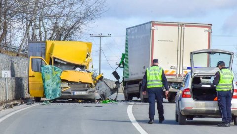 СУДАР ДВА КАМИОНА, ВОЗАЧИ ПОВРЕЂЕНИ: Страшан удес, на истом месту прошле године погинуле две особе