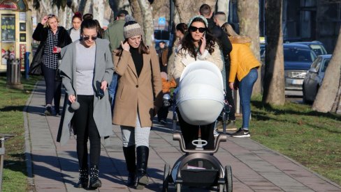 ЖЕНЕ ПРВУ СМЕНУ РАДЕ НА ПОСЛУ, ДРУГУ У КУЋИ: Мушкарци углавном ван куће ЖЕНЕ ПРВУ СМЕНУ РАДЕ НА ПОСЛУ, ДРУГУ У КУЋИ: Мушкарци углавном ван куће